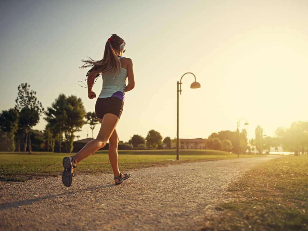 Here are the advantages and disadvantages of jogging in the summer.
