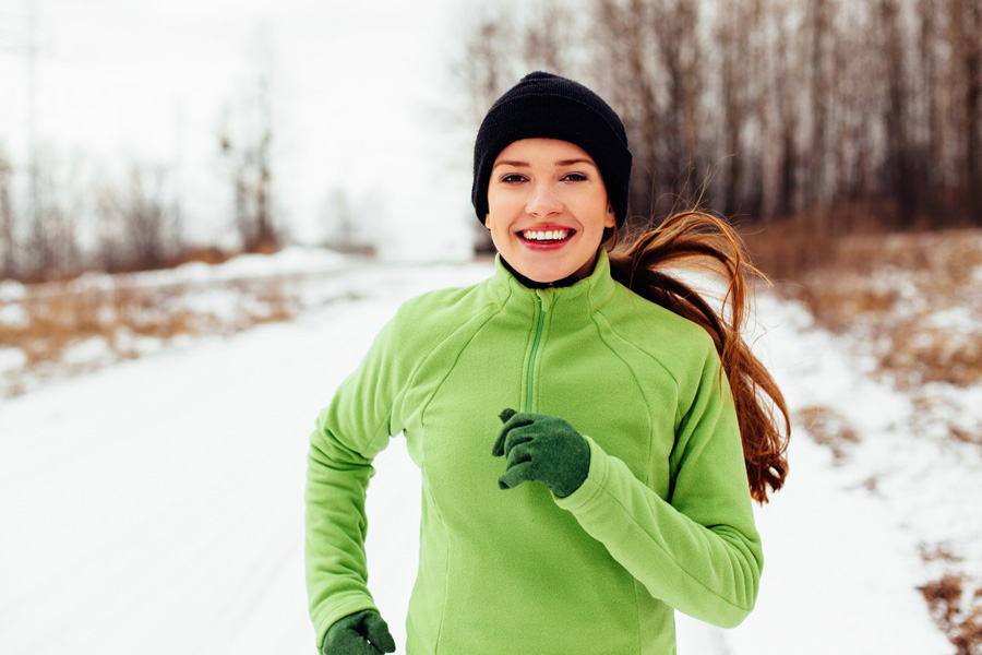the best time for fitness in winter-the woman is running in the morning